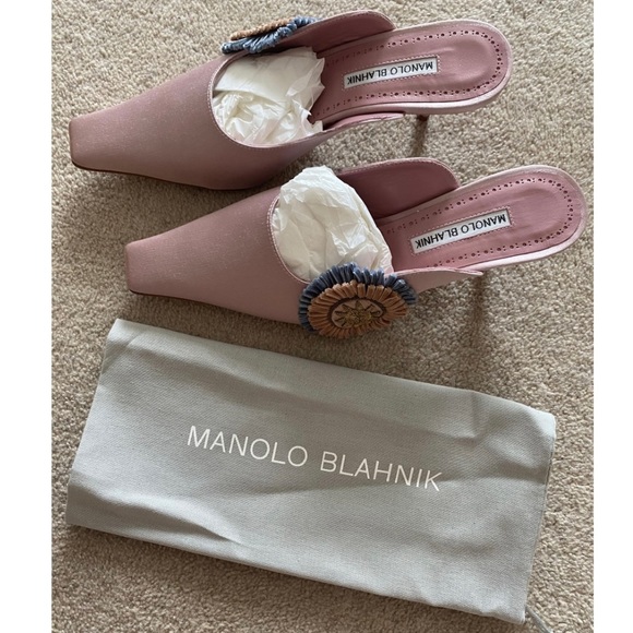 SOLD Manolo Blahnik Saita. Brand new pink, satin, kitten heel, mule. - Picture 2 of 13